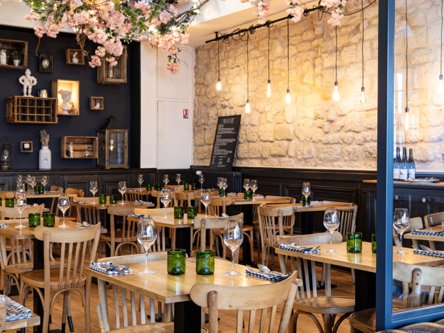 Cabane SALLE PRINCIPALE SOUS LE CERISIER JAPONAIS ET LES LUMIERES CHAUDES