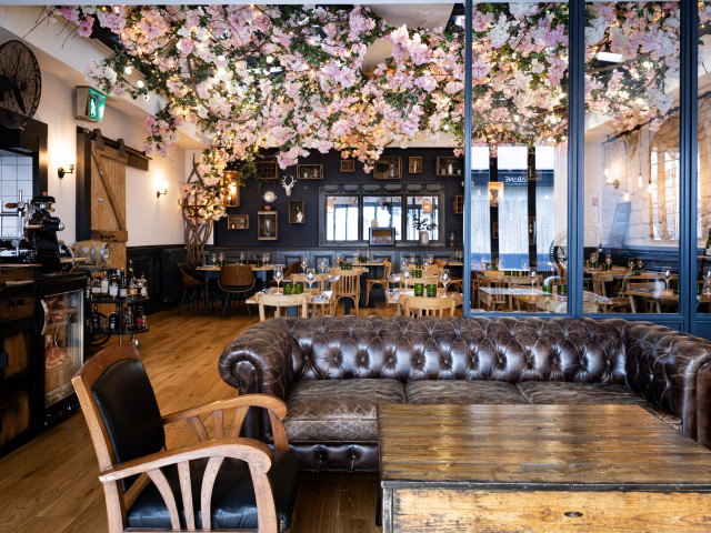 Cabane SALLE PRINCIPALE SOUS LE CERISIER JAPONAIS